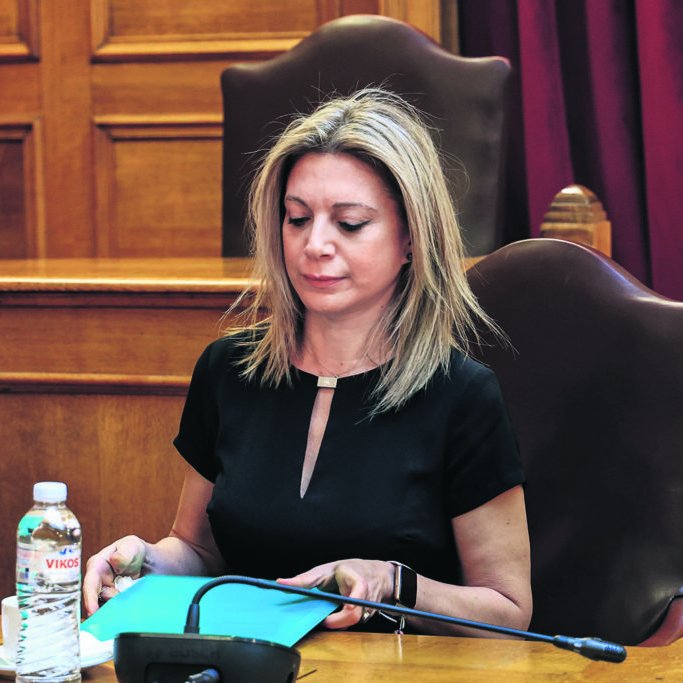 AretiAthanasiu's tweet photo. «Με τη συγκέντρωση 500.000 υπογραφών μπορούμε να πάμε στον εισαγγελέα με πολύ δυνατή φωνή. Ο εισαγγελέας πρέπει να παραδώσει τις υπογραφές στη Βουλή και η Βουλή να αποφασίσει. 
Με 500.000 υπογραφές δεν μπορεί να μας αρνηθεί να πάμε στο Ευρωπαϊκό Δικαστήριο Ανθρωπίνων Δικαιωμάτων. 
Είναι νόμος του Κράτους. 
Και κει θα καταδικαστούν».
Μαρία Καρυστιανού στο Βήμα της Κυριακής.