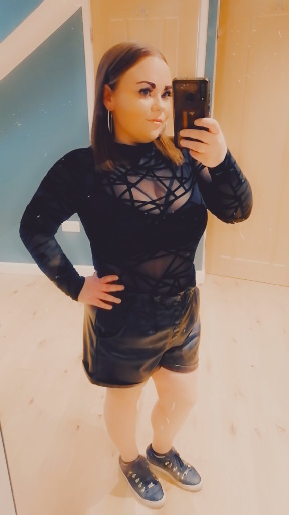 MrsLD10's tweet photo. Wooow! 4play Garage and Bassline rave did not disappoint, 20k steps in 4 hours is some going! Sick sets from #JoeHunt @DjDomin8 and @djdibz, raving sobers interesting but 3 hours sleep is a killer! 🤣 Roll on April 😎 https://t.co/y00BQnD5sS