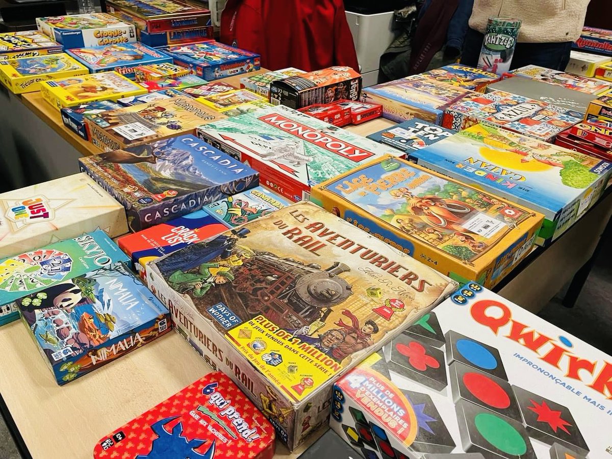 ChristopherGau8's tweet photo. 🎲Soirée "Jeux de Société" organisée par le personnel éducatif de l’école Pierre Perret 2, qui a eu le plaisir de nous inviter à leur « soirée jeux de société » laquelle avait lieu ce samedi 10 février, dans les locaux de l’école rue Monfort de 18h30 à 23h30. Magnifique succès ! https://t.co/vvuZsZWIJn