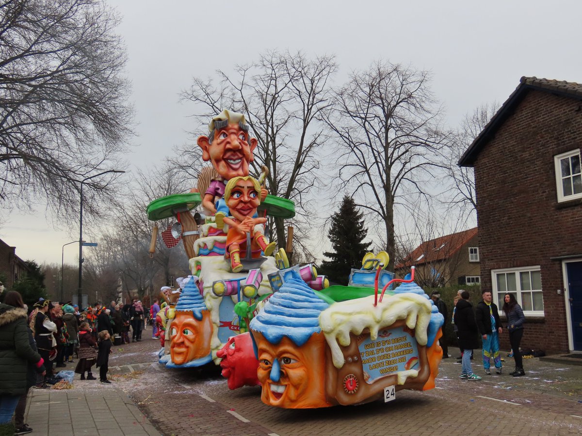 In de carnavalsoptocht van Raamsdonk (den Haaykaant) Was een wagen met als thema Heel Holland bakt. Zelfs @AndrDuin en Janny van der Heijden waren op deze wagen te zien