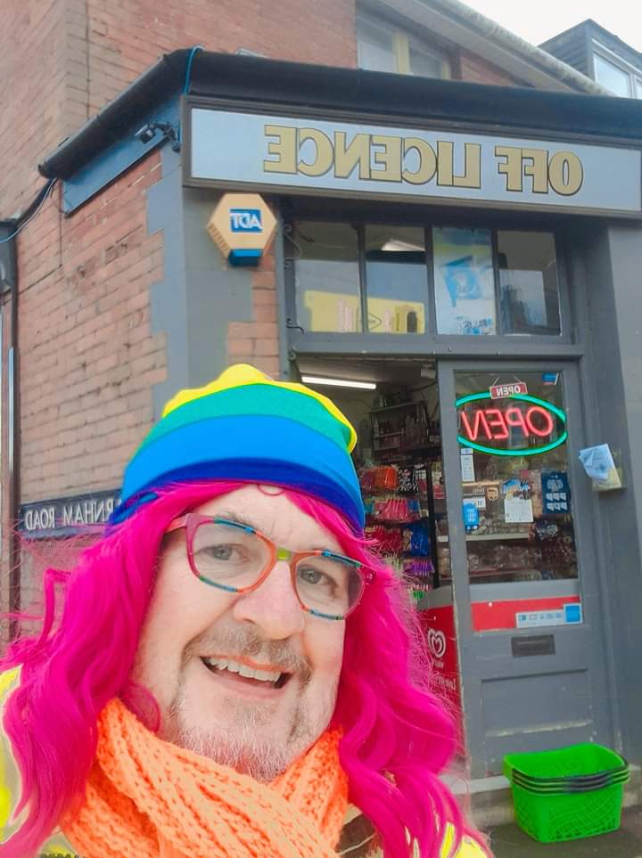 leon_devereux's tweet photo. Welcome to the #weekend #Sunday

What a great place to visit #Salisbury #Museum 
Open all week Arts in Crafts 

Saw #PatrickGrant from #SewingBee 
Plus #Tashbell #DJLee  Tip Of The Pops
#Saturday only

Plus having my photo from friend #Simonbrewer
#neonleon Wishing everyone day https://t.co/gHw9mhpcjI