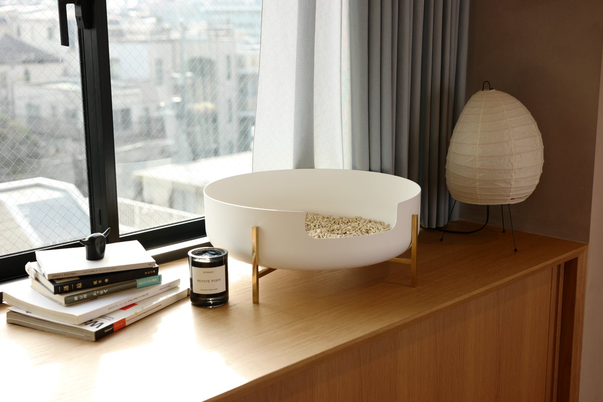 katte_japan's tweet photo. ｢猫トイレの概念を覆す」
猫の排泄物は健康のバロメーターです。
オープン型トイレは、猫の体調の変化に気づきやすく、日々のトイレチェックを容易に行うことができます。愛猫と健やかに長く暮らしていくため、これからの猫トイレは“隠すもの”から“魅せるもの”へ。#世界一美しい猫のトイレ #katte #猫 https://t.co/xfUJfFvobV