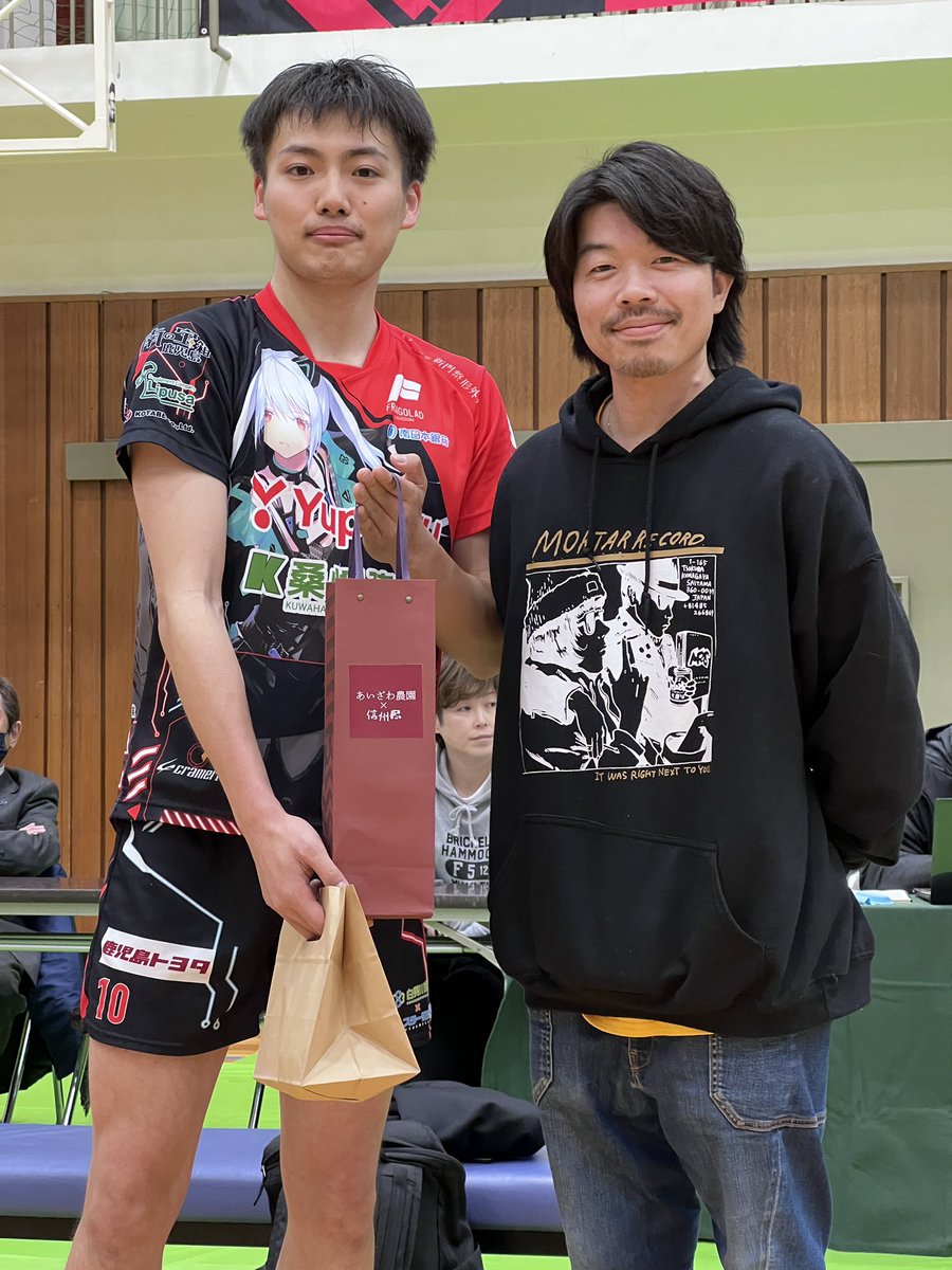 fragolad_kgvt's tweet photo. 【2/10-11 須坂大会 VOM】

試合ごとに最も活躍した選手
VOM（V-leaguer Of the Match）に選ばれた
No.8 織田選手、No.10 藤原選手に
副賞として
#TEtoEN(クリーンオプチカル) 様より
「VOM賞 盾」🌟
#あいざわ農園 様より
「りんごジュース」🍎 をいただきました
ありがとうございました。 https://t.co/DYphSa2qld