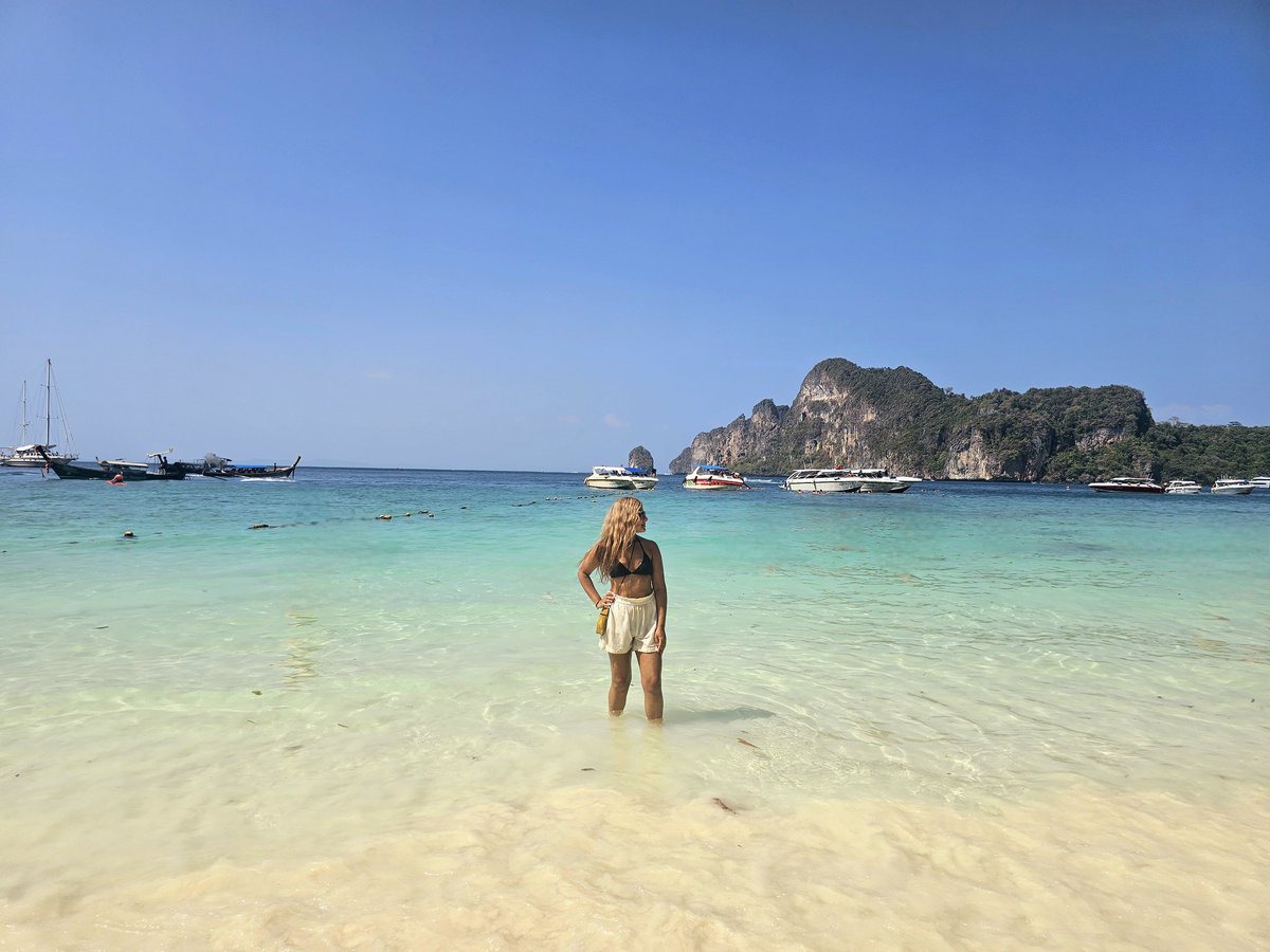 Monkey Beach... Crystal clear waters and such soft white sand 😊☀️🌞

#thailand #travels #monkeybeach