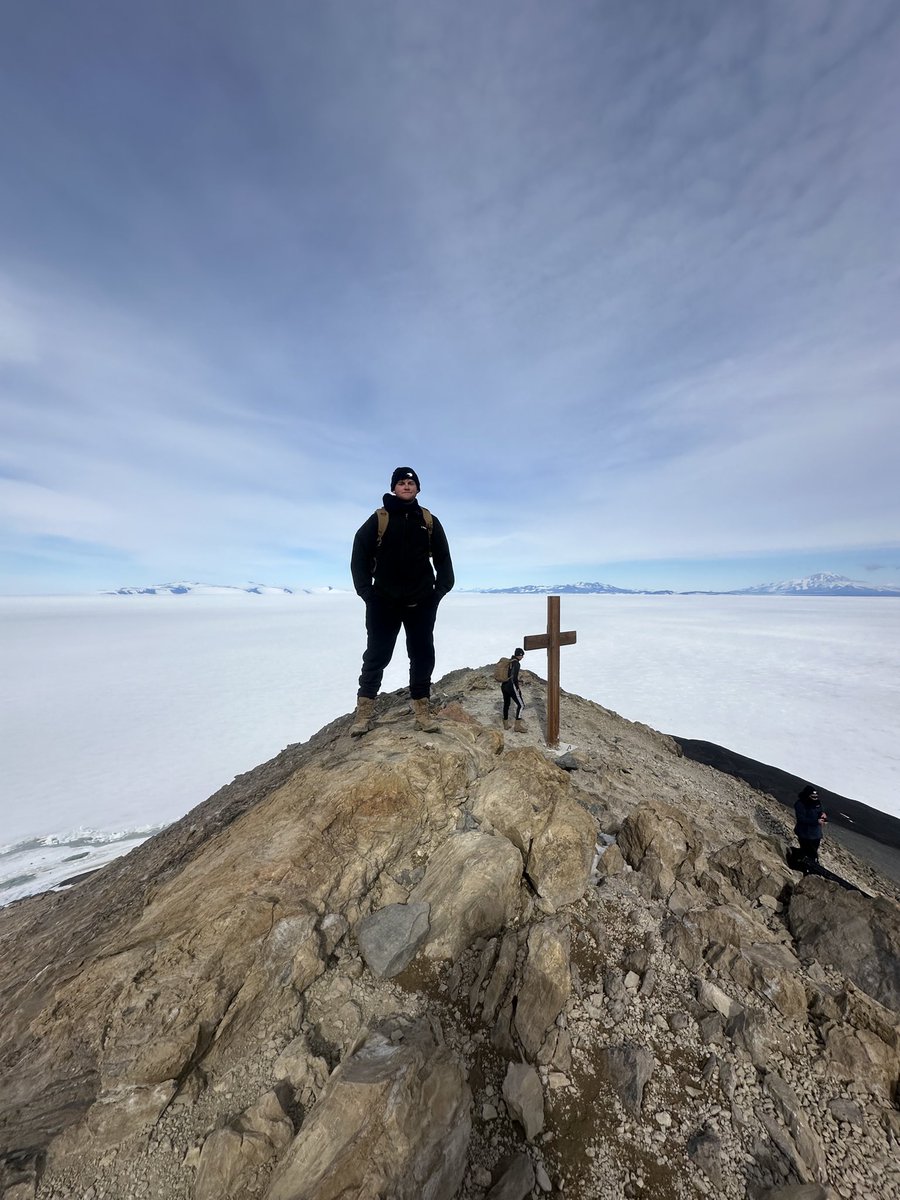 This picture is taken in the Antarctic. It’s an unintentional optical illusion. #optical #illusion #phoro #NZArmy #NZDF