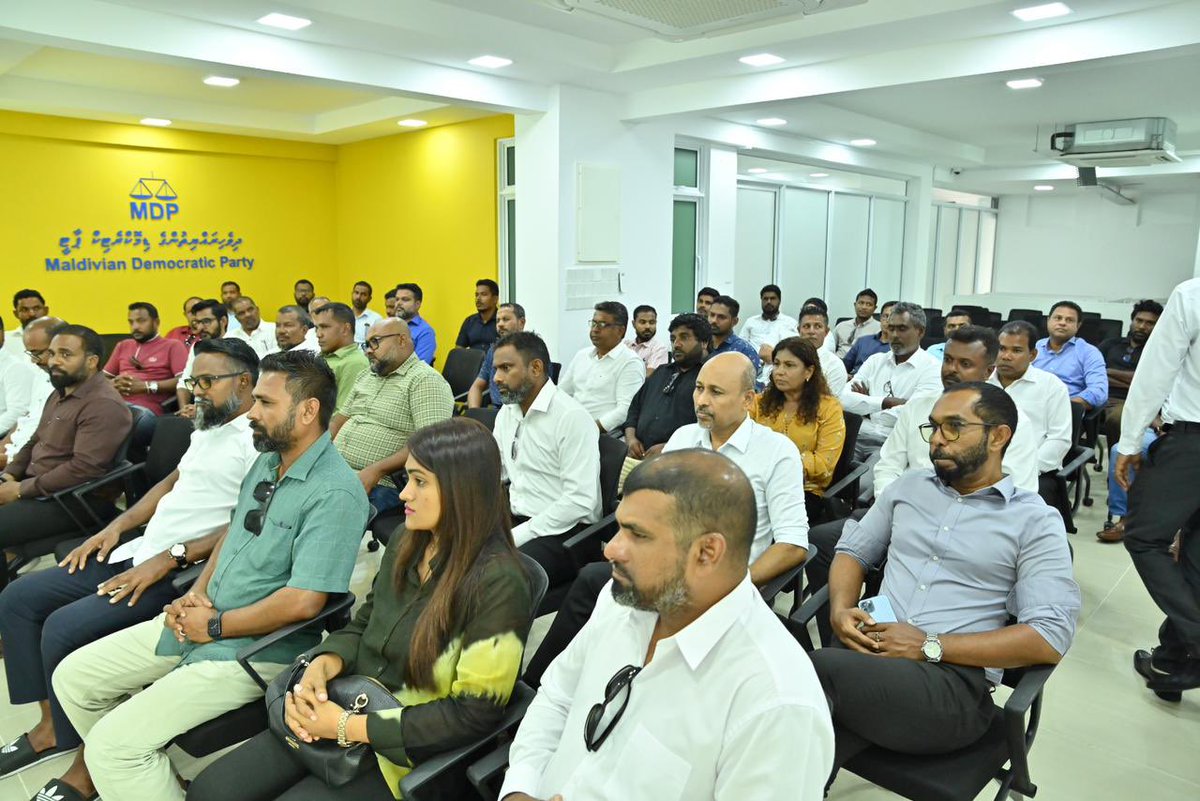 MDPSecretariat's tweet photo. 20 ވަނަ ރައްޔިތުންގެ މަޖިލީހަށް މިޕާޓީގެ ފަރާތުން ވާދަ ކުރައްވާ ކެންޑިޑޭޓުންނާއި ޕާޓީގެ ރައީސް، ރައީސް @ibusolih އާއި އަދި ޗެއަރޕާސަން އަލްއުސްތާޛް @faya_i ބައްދަލު ކުރެއްވުން ކުރިއަށްދަނީ. https://t.co/0vjYVYEldI
