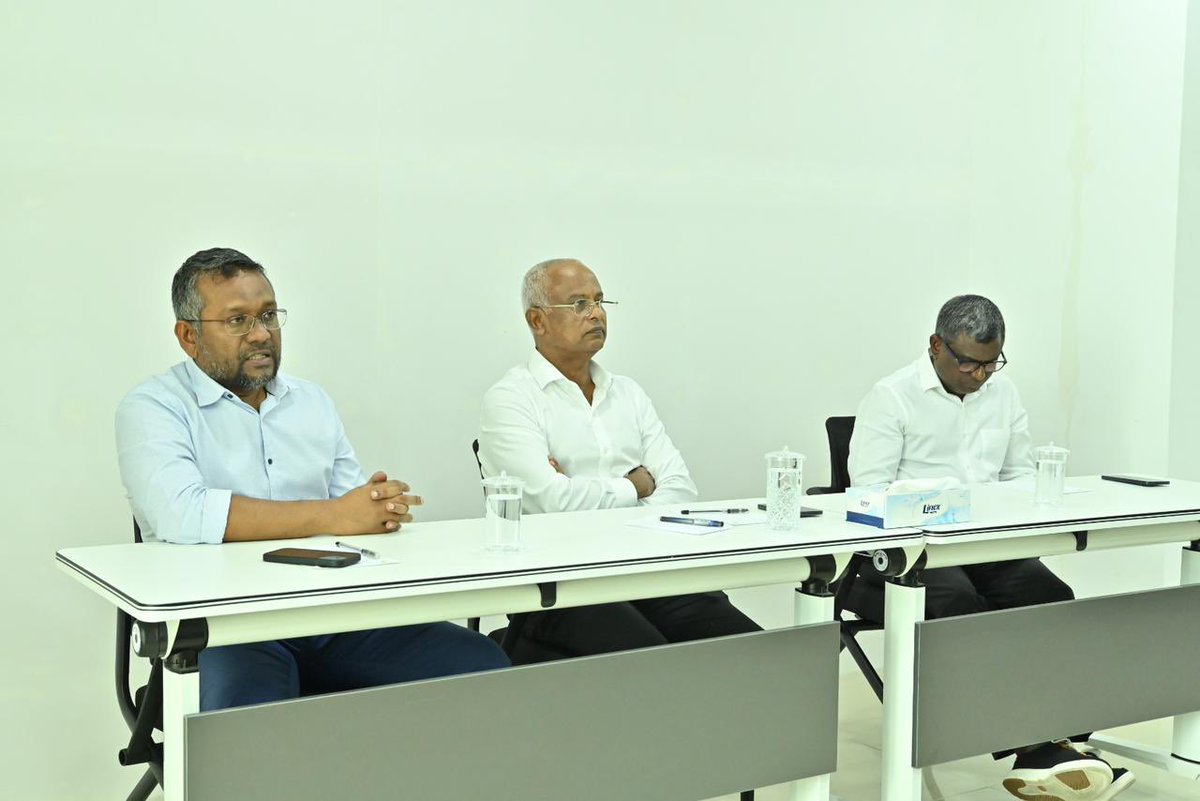 MDPSecretariat's tweet photo. 20 ވަނަ ރައްޔިތުންގެ މަޖިލީހަށް މިޕާޓީގެ ފަރާތުން ވާދަ ކުރައްވާ ކެންޑިޑޭޓުންނާއި ޕާޓީގެ ރައީސް، ރައީސް @ibusolih އާއި އަދި ޗެއަރޕާސަން އަލްއުސްތާޛް @faya_i ބައްދަލު ކުރެއްވުން ކުރިއަށްދަނީ. https://t.co/0vjYVYEldI