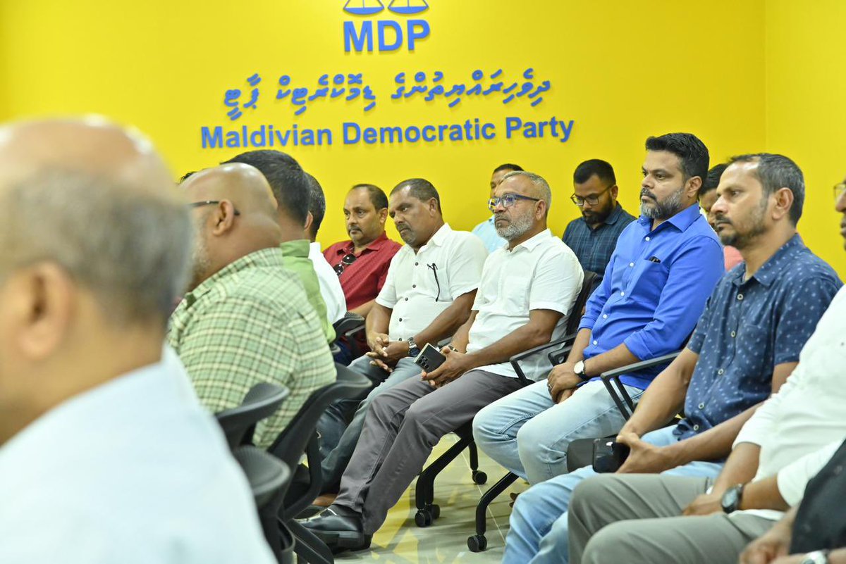 MDPSecretariat's tweet photo. 20 ވަނަ ރައްޔިތުންގެ މަޖިލީހަށް މިޕާޓީގެ ފަރާތުން ވާދަ ކުރައްވާ ކެންޑިޑޭޓުންނާއި ޕާޓީގެ ރައީސް، ރައީސް @ibusolih އާއި އަދި ޗެއަރޕާސަން އަލްއުސްތާޛް @faya_i ބައްދަލު ކުރެއްވުން ކުރިއަށްދަނީ. https://t.co/0vjYVYEldI