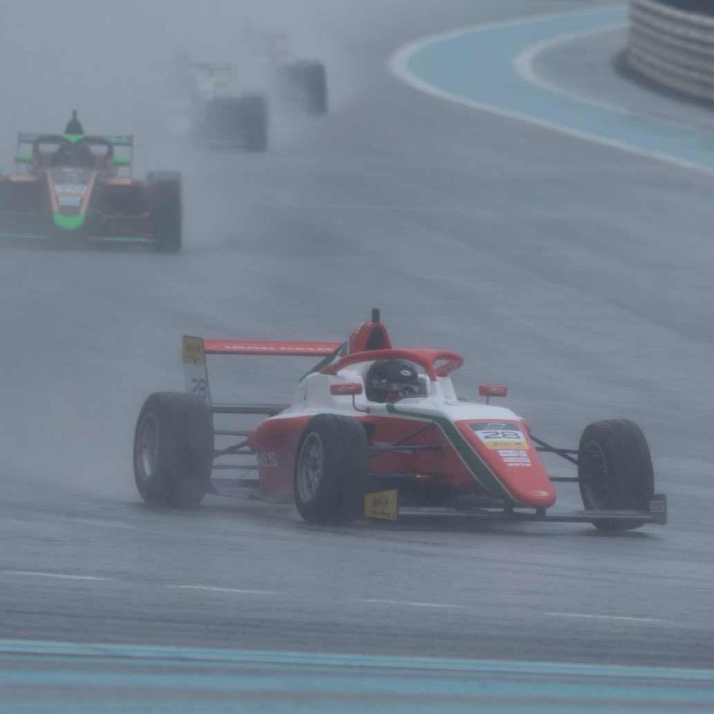 Drapeau rouge pour pluie à Abu Dhabi lors de la course 3 de F4UAE. 

Je n'aurais jamais pensé que cela pourrait arriver là-bas 😂