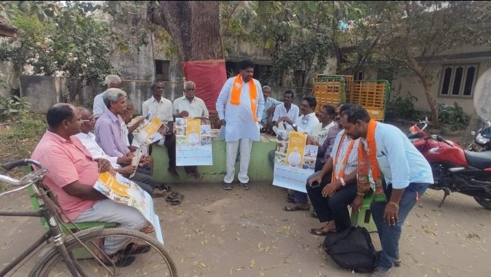 ayyajivema's tweet photo. #GaonChaloAbhiyan (పల్లెకు పోదాం) కార్యక్రామంలో భాగంగా  రాజోలు మండలం తాటిపాక గ్రామంలో నిన్న ఉదయం 9 గంటల నుండి ఈరోజు 11 గంటల వరకు పర్యటించి రచ్చబండ మైత్రి సంఘాలతో సమావేశాలు నిర్వహించి @narendramodi గారు చేస్తున్న అభివృద్ధి సంక్షేమ కార్యక్రమాల గురించి అవగాహన కల్పించడం జరిగినది https://t.co/beEENP09FO