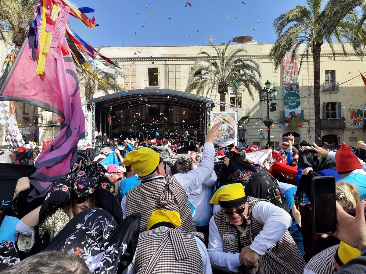 EspanaEnLatam's tweet photo. Experience the Carnival of #VilanovaiLaGeltrú! 🎭 Today 'Las Comparsas' with their flags and lively music, parade through the city, culminating in a candy battle at #PlaçaDeLaVila. 

Join the fun! 🍬🎶

👉 https://t.co/K0L5VqSLuf

#YouDeserveSpain @catexperience @VilanovaTurisme https://t.co/lxIQNCdSpv