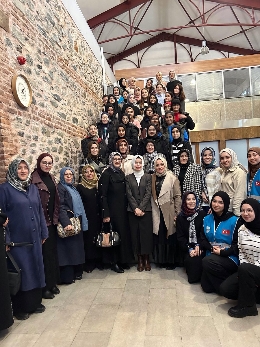 YHMED16's tweet photo. Bu hafta ; Genç Yihmed Lise birimimizin organize ettiği Prof. Dr. Saadet Maydaer'in sunumuyla "Bursa'nın Hanım Sultanları" başlıklı sunumumuzu gerçekleştirdik. Katılım sağlayan tüm liseli arkadaşlarımıza teşekkür ederiz.
@gencyihmed https://t.co/U9qERlHu1o