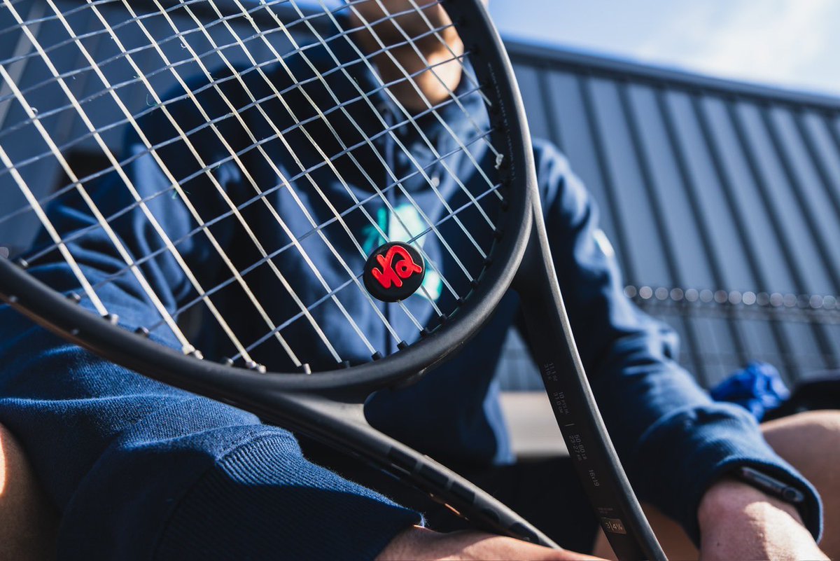 neparutennis's tweet photo. \プレゼント企画🎁/
今回はグッズ販売まで導いてくれた皆様に感謝を込めて、初のプレゼント企画をやるよ！🏆

抽選で…
①ロイヤルシューズパーカー(Navy) Mサイズ1名様
②���ね」の振動止め(2個セット) 3名様
計4名様に当たるチャンス！🏅

【応募方法】
①ねぱーるをフォロー
②このツイートをいいね、リツイート
③欲しいグッズの番号をコメント😌

【応募期間】
本日より
2024年2月17日(土)18:59分まで！

今これを読んでくれているキミに
幸運が訪れることを願っているよーー！🙌

Good Luck🎾