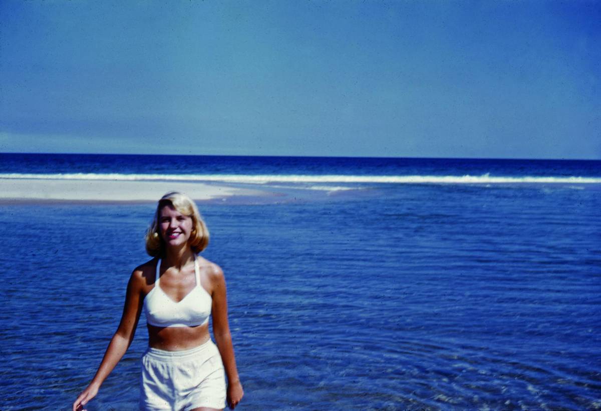 literlandweb1's tweet photo. El 11 de febrero de 1963 #SylviaPlath, tras diversas depresiones nerviosas y en trámites de separación de su marido, el poeta Ted Hughes, abrió la espita del gas y se suicidó por asfixia. En uno de sus versos escribió: "Creo que te inventé en mi mente". Tenía 30 años. https://t.co/lwfD9wLqlu