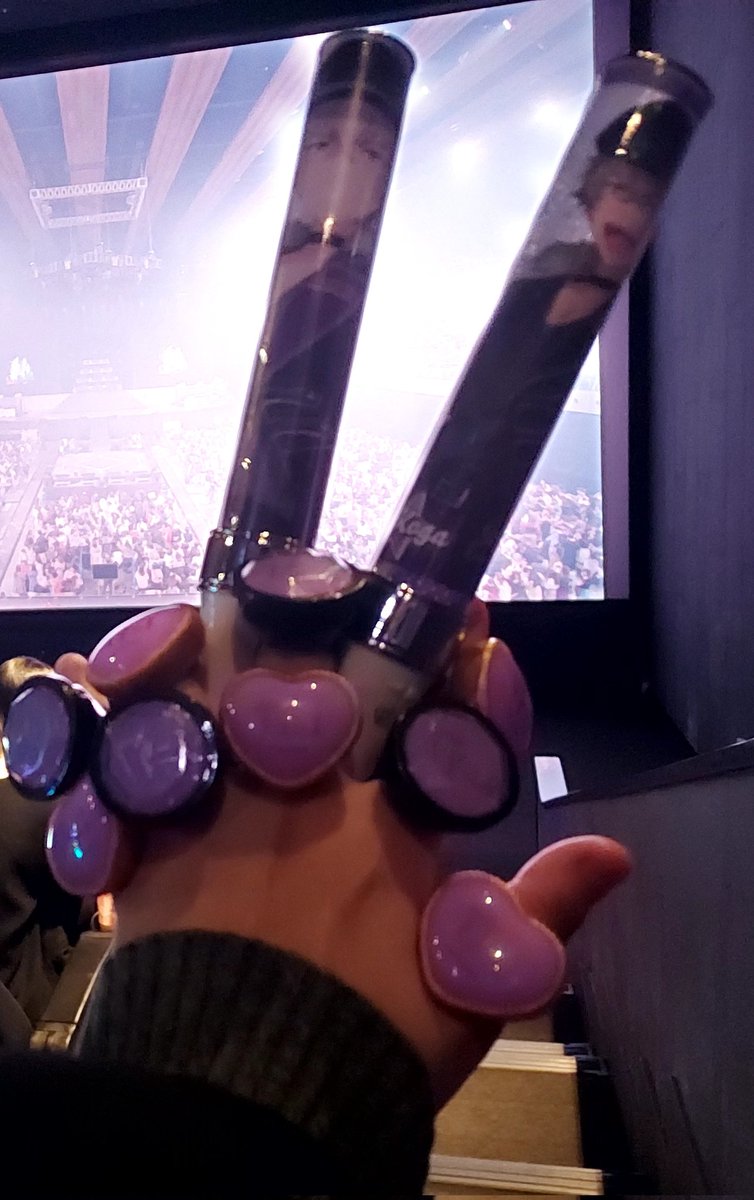 4시 29분에 영등포역 도착해서 36분에 들어온 사람
비집고 들어가기 죄송해서 결국...
계단에서 킹블 끄고 조용히 봤어요 😭
열심히 손등 깨물며 비명 참았답니다 🤣
인생 최고의 생일 선물 받은 기분이에요 💜