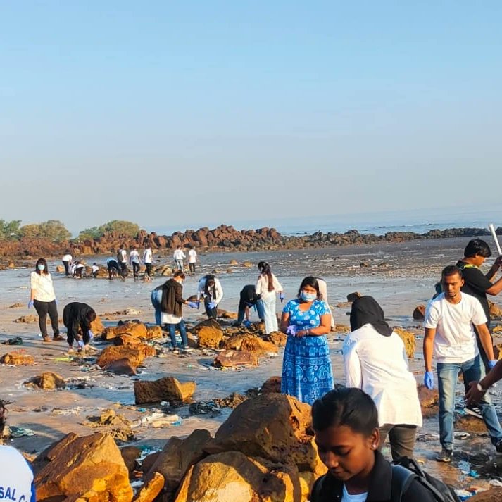 KeepHopeAlive_0's tweet photo. “Don’t let the waves wash away our responsibility to keep the beach clean.
#keephopealivefoundation
#blueseacleaning
#swatchbharatabhiyan https://t.co/fWUuO3wL64