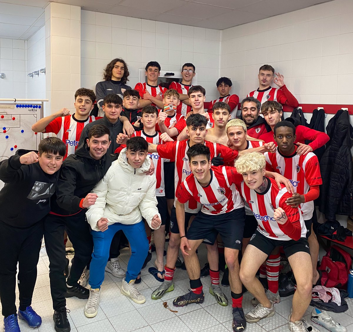 Cómo juegan al fútbol estos chavales! Estamos orgullosos de vosotros, a por mucho más mi Gallarta ⚒️❤️🤍