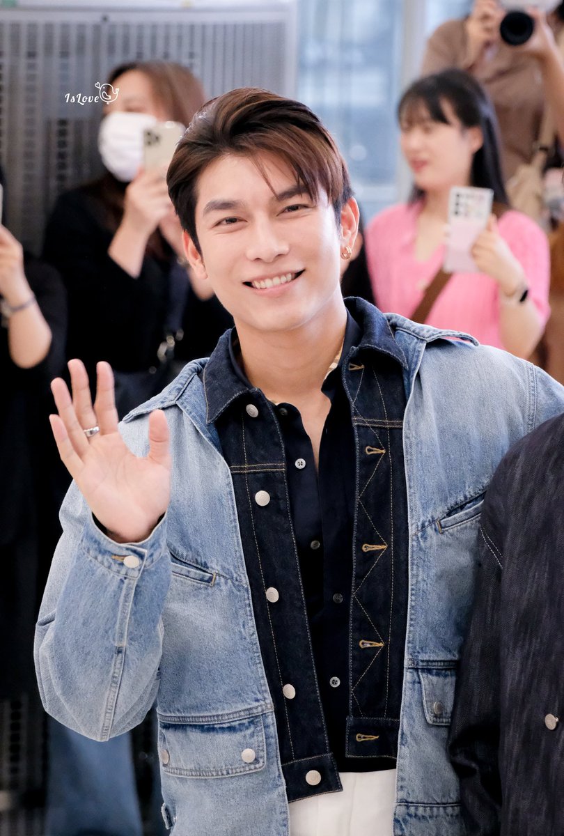 OnJitlada's tweet photo. หน้าสด แบบธรรมชาติสดชื่นนนนน

MEW TUL SAFE JOURNEY

#MewTulgotoNYFW 
@MSuppasit @octotul https://t.co/y0i3oHtVHg