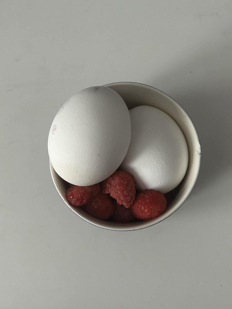 breakfast (((o(*ﾟ▽ﾟ*)o)))♡

2 eggwhites + 15 raspberries ~ 113cals