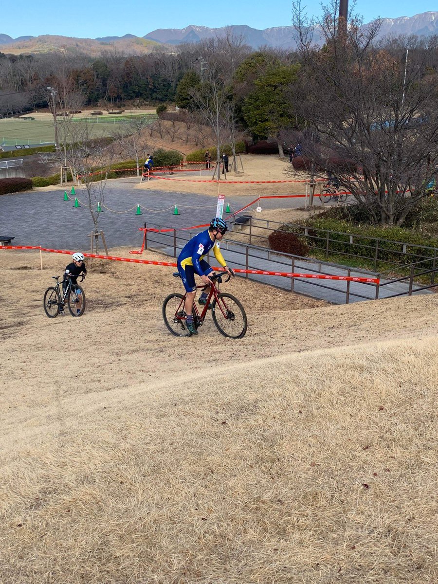Sirokuma_O_RB's tweet photo. 湘南シクロクロス 中井大会
ヘビィ級には階段とキャンバーがツラい
登って偉いわァ
#湘南シクロクロス #湘南CX #shonangoldenergy #cycledays #ナミプロエナジー #湘南ゴールドエナジー #サイクルデイズ https://t.co/GNTpMb3xAk