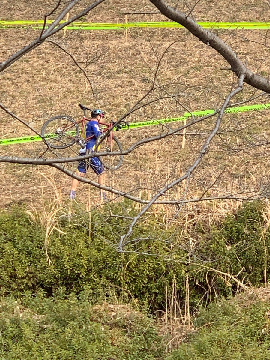 Sirokuma_O_RB's tweet photo. 湘南シクロクロス 中井大会
ヘビィ級には階段とキャンバーがツラい
登って偉いわァ
#湘南シクロクロス #湘南CX #shonangoldenergy #cycledays #ナミプロエナジー #湘南ゴールドエナジー #サイクルデイズ https://t.co/GNTpMb3xAk
