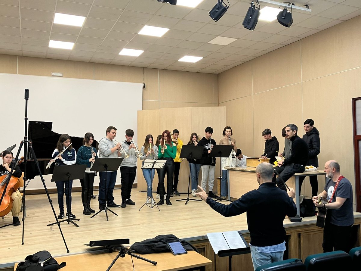 trevenqueies's tweet photo. Los chicos y chicas de nuestra orquesta participaron en el primer ensayo del Proyecto Intercentros "Bravo por la Música"; una bonita iniciativa desarrollada por el profesorado de música de varios centros educativos. https://t.co/vTMUBi4er9