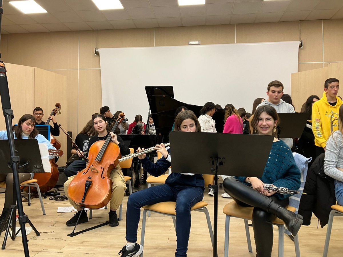 trevenqueies's tweet photo. Los chicos y chicas de nuestra orquesta participaron en el primer ensayo del Proyecto Intercentros "Bravo por la Música"; una bonita iniciativa desarrollada por el profesorado de música de varios centros educativos. https://t.co/vTMUBi4er9
