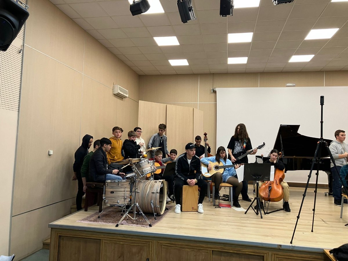 trevenqueies's tweet photo. Los chicos y chicas de nuestra orquesta participaron en el primer ensayo del Proyecto Intercentros "Bravo por la Música"; una bonita iniciativa desarrollada por el profesorado de música de varios centros educativos. https://t.co/vTMUBi4er9