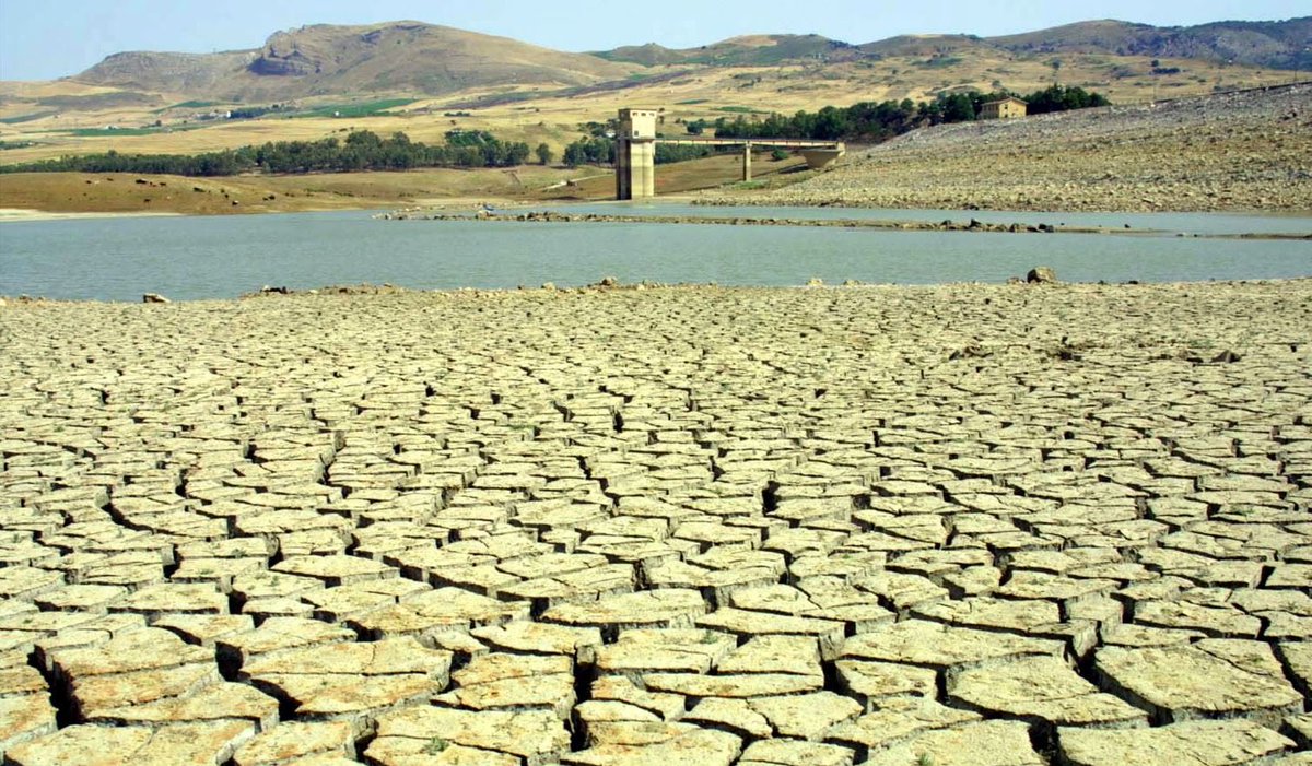 AngeloBonelli1's tweet image. Mentre il governo attacca la transizione ecologica, in Sicilia nel mese di febbraio e’ stata dichiarata la calamità per la siccità. Se non facciamo pace con il clima non avremo cibo e perderemo posti di lavoro in agricoltura. Chiaro o no @GiorgiaMeloni ?

regione.sicilia.it/la-regione-inf…