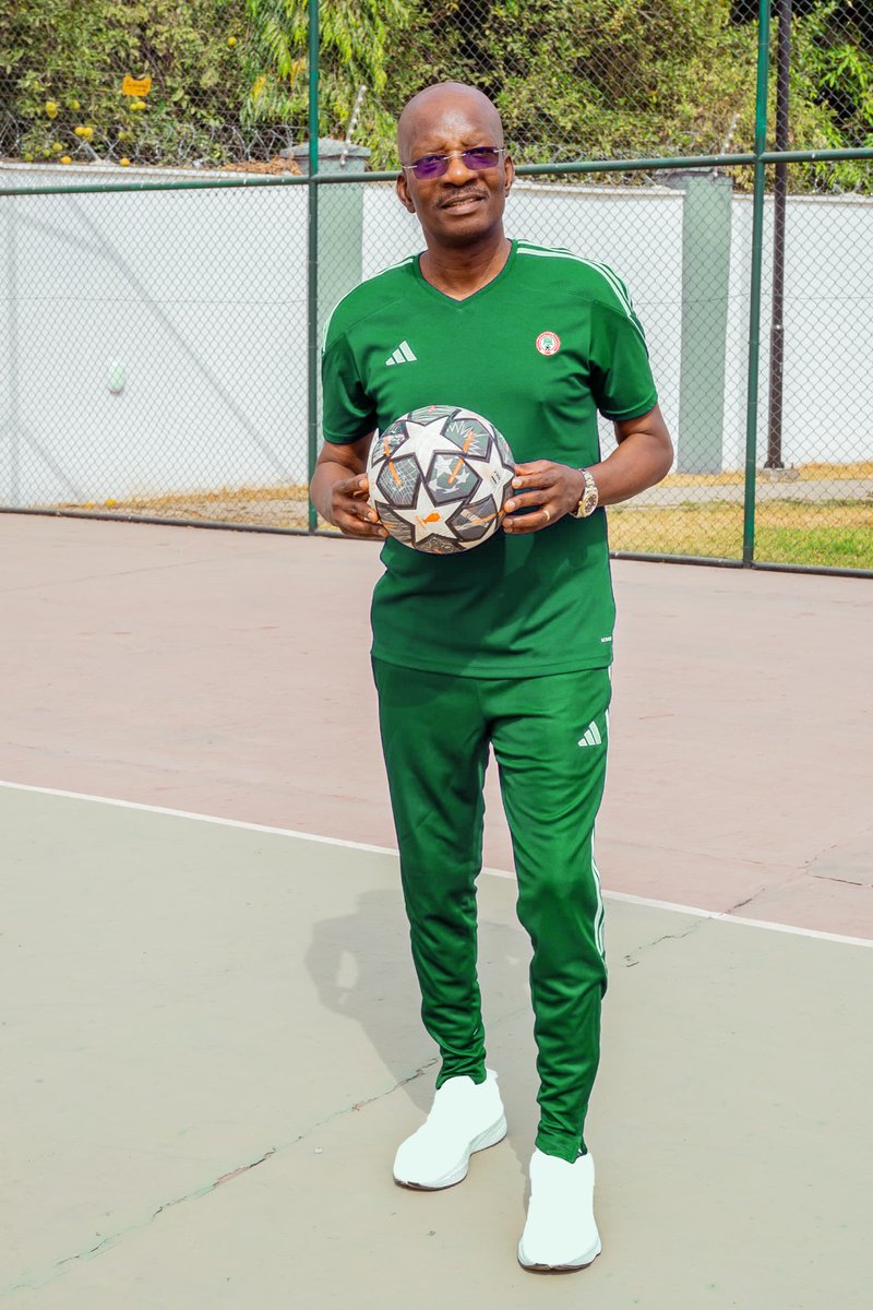 PoliceNG's tweet photo. May the powers in the sky support the strength and agility of our Eagle🦅 to soar beyond limits comprehensible by the elephant 🐘; and when the eagle shall perch, it shall be with the trophy in its claws.
Go Super Eagles!!!🇳🇬🦅
#SuperEagles #AFCON2024 #FlyHigh🦅🇳🇬⚽ https://t.co/NzMINfd58p