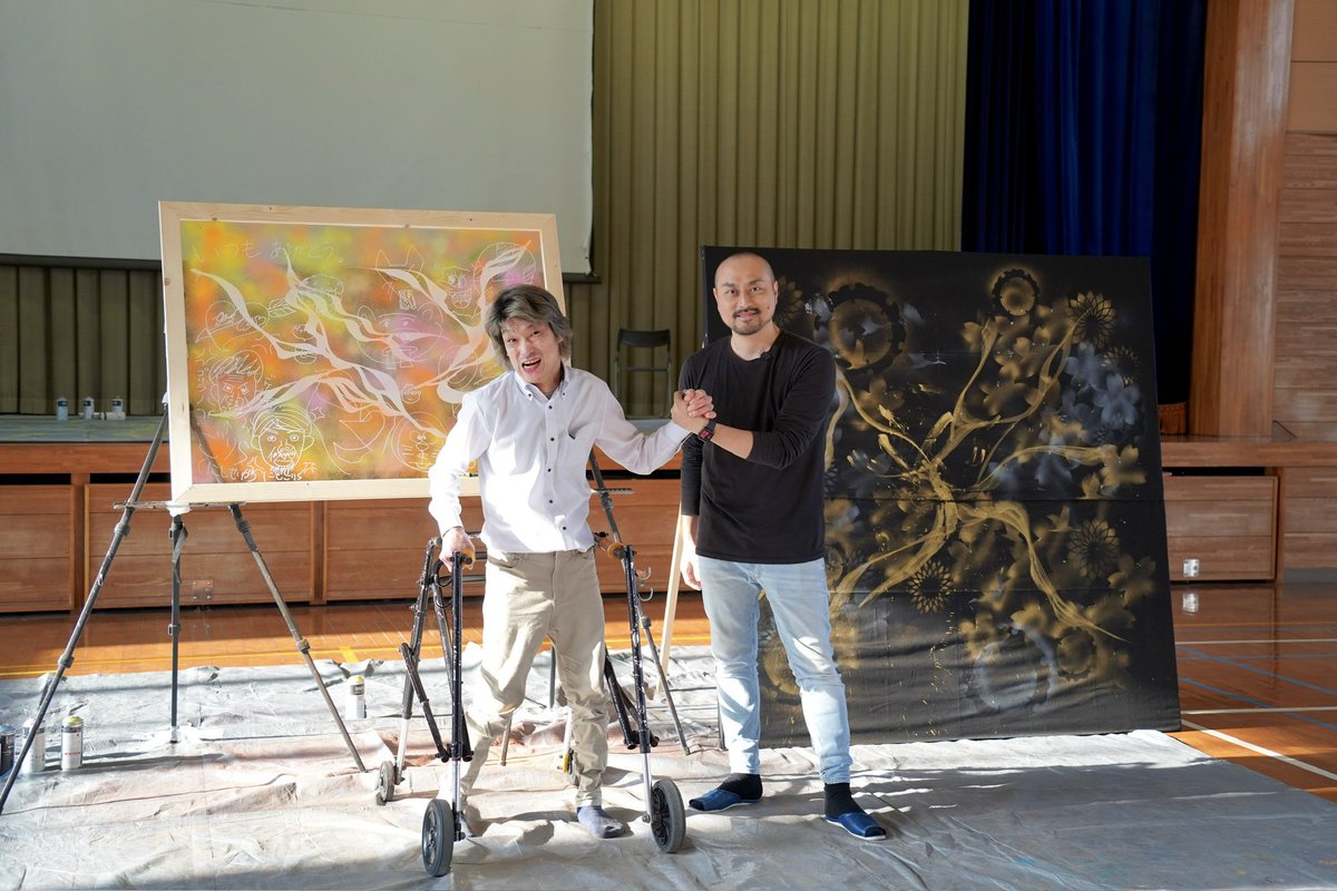 DAISUKEART's tweet photo. 福岡市立野間中学校の講演会無事終了しました。
今回はアート&amp;マジックショーパフォーマンスと200人の生徒に向けて講演をし、最後に皆んなで1つの作品を作り上げました。 https://t.co/tzCbS3AX2E
