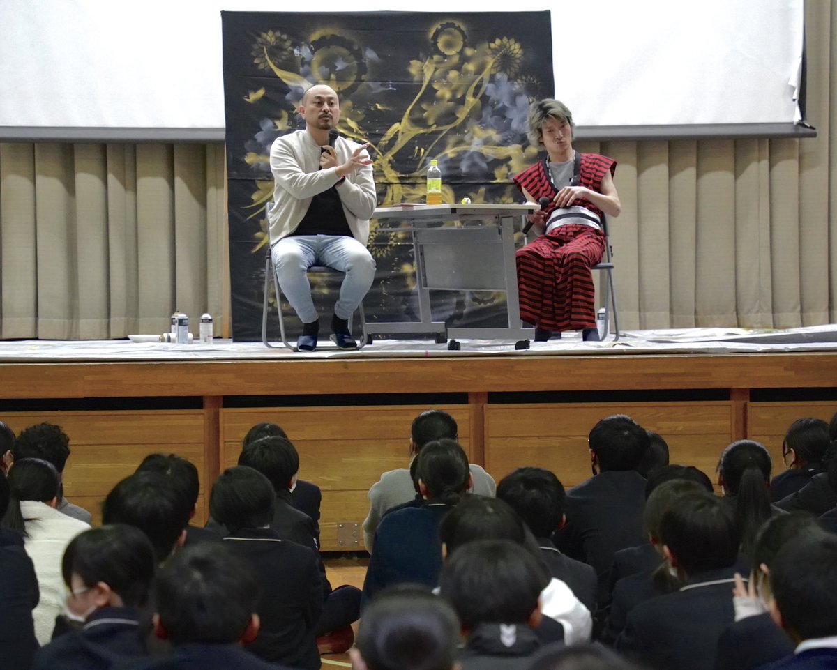 DAISUKEART's tweet photo. 福岡市立野間中学校の講演会無事終了しました。
今回はアート&amp;マジックショーパフォーマンスと200人の生徒に向けて講演をし、最後に皆んなで1つの作品を作り上げました。 https://t.co/tzCbS3AX2E