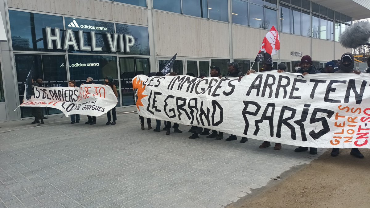 Les travailleurs #sanspapiers s'invitent à l'inauguration de l' @adidasarena à #Paris pour la régularisation et rappeler @Paris et @GroupeBouygues et les sous-traitants, à leurs engagements après l'occupation du chantier le 17/10/23 ✊🏿✊🏻✊🏽✊🏿✊🏽✊🏻✊🏿 #PasDePapiersPasDeJo !