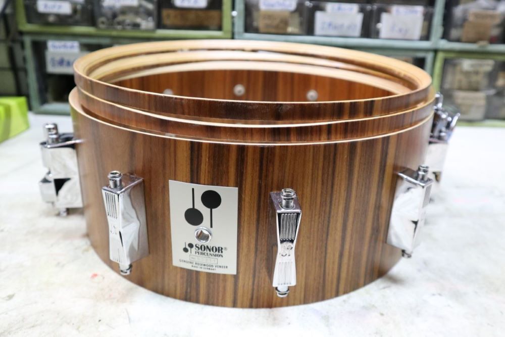 shopcanopus's tweet image. 【修理工房ブログを更新しました】
今回はSONORフォニックスネア 14x6.5 シェルカット加工について！
シェルを上下からカットして、合わせてエッジ加工等を施しました。
ご依頼ありがとうございました！

↓全文はコチラから！  
shopcanopus.jp/repair/blog/20…
 #cscrp