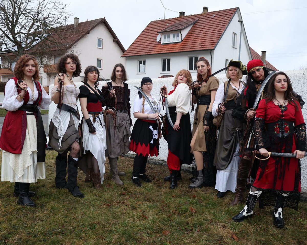 Wir wünschen Euch eine glückselige Fasnet aus #Burladingen! Unsere Textil- und Modenäherinnen haben in diesem Jahr Ihrer Ausbildung wieder eigene Kostüme genäht. Das lang gehütete Motto lautete "Die Piraten sind los!" ☠️ #TRIGEMA #Betriebsfamilie