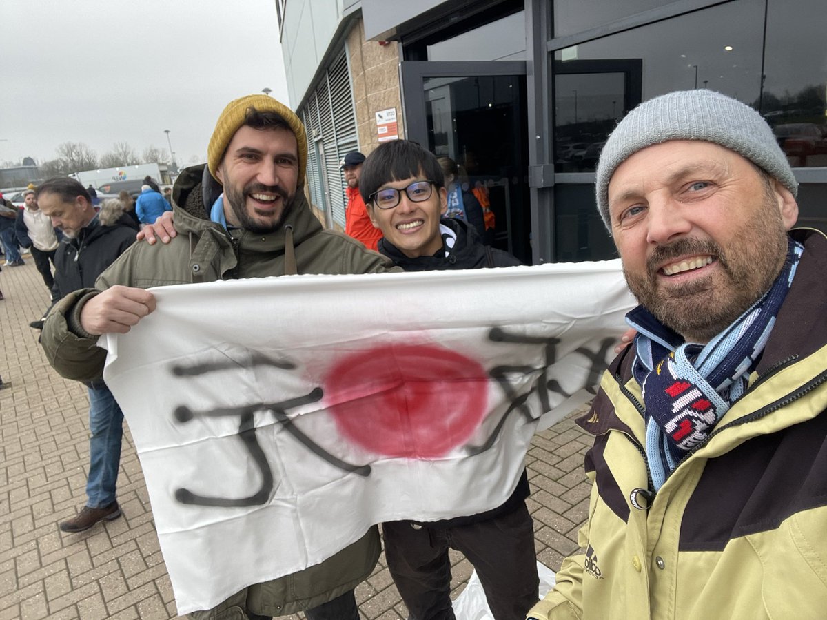 Tatsu super fan from Japan giving out flags to support our hero! 
@CoventryBS #cbsfanwall