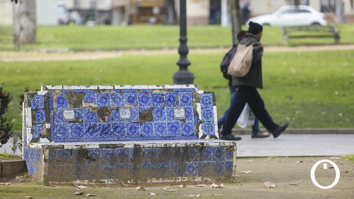 cordopolis_es's tweet photo. Los bancos de azulejos de Córdoba con un siglo de vida objeto del olvido y el deterioro https://t.co/stwBK1VC32 https://t.co/7rei9neGsN