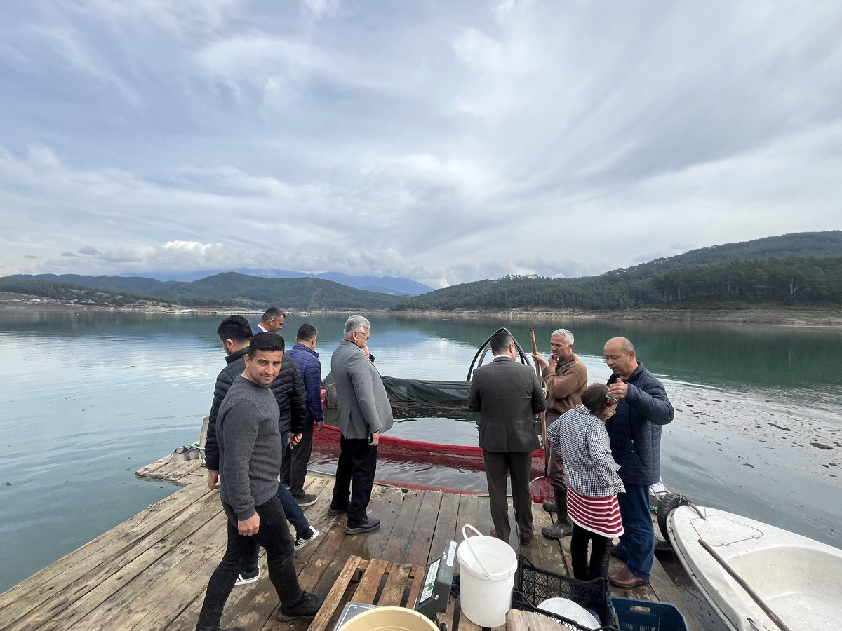 HOrhantekin07's tweet photo. Alakır Barajında Alabalık yetiştiriciliği yapan Nuri Yurtseven abimizi ziyaret ederek, hayırlı işler diledik. Yerinde canlı Alabalık almak için gelen vatandaşımız işe sohbet ettik. 

#DurmadanYorulmadan
#KumlucaİçinHazırızKararlıyız
#TürkiyeYüzyılıŞehirleriİçin
#GerçekBelediyecilik
