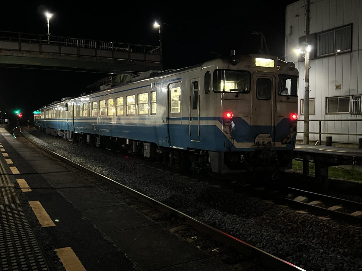 222tamatama's tweet photo. 高松1833発徳島（2111着） #361D 普通列車で終点徳島まで向かってます😊
編成は徳島方からキハ47 177＋キハ47 112＋キハ40 2145です😄
讃岐白鳥で長時間停車中に撮影しました😄
気温7℃で寒いです😨
#国鉄型車両
#キハ47
#キハ40 https://t.co/SWG3tYvy3D