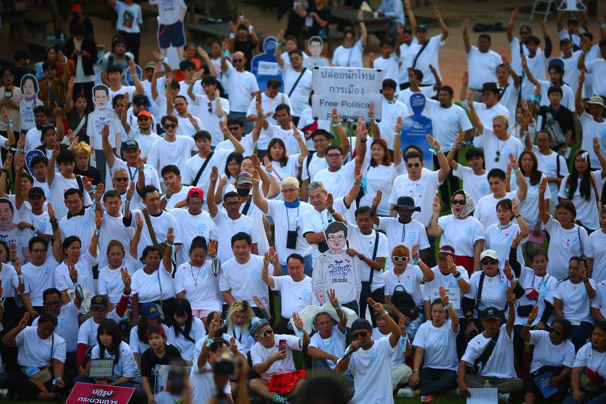 🌷🩵ภาพหมู่ประวัติศาสตร์☁️

เครือข่าย #นิรโทษกรรมประชาชน จัดกิจกรรม 11.2 Love fair เชิญผู้ถูกดำเนินคดีการเมืองมาถ่ายภาพเพื่อบันทึกประวัติศาสตร์และแสดงให้เห็นว่า จำเลยคดีการเมืองอย่างพวกเขามีชีวิต มีความรู้สึก ยังเชื่อในเสรีภาพการแสดงออกแม้ถูกปราบปรามด้วยคดีความ และไม่ได้เดินลำพัง