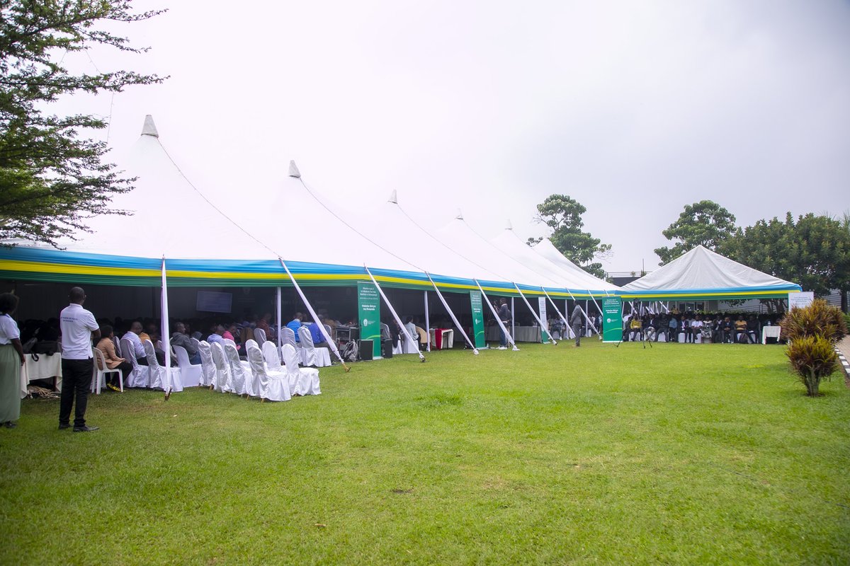 RwandaAgri's tweet photo. Minisitiri @Ilde_Musafiri yasabye abarenga 1200 bakora mu rwego rw’Ubuhinzi n’Ubworozi mu #Rwanda bari mu nama i Nyamata mu @BugeseraDistr gushyira imbaraga na none mu gutegura igihembwe cy’ihinga cya 2024 B kandi umusaruro wabonetse mu gihembwe gishize cya 2024 A ugafatwa neza. https://t.co/9sqqnAH2ED