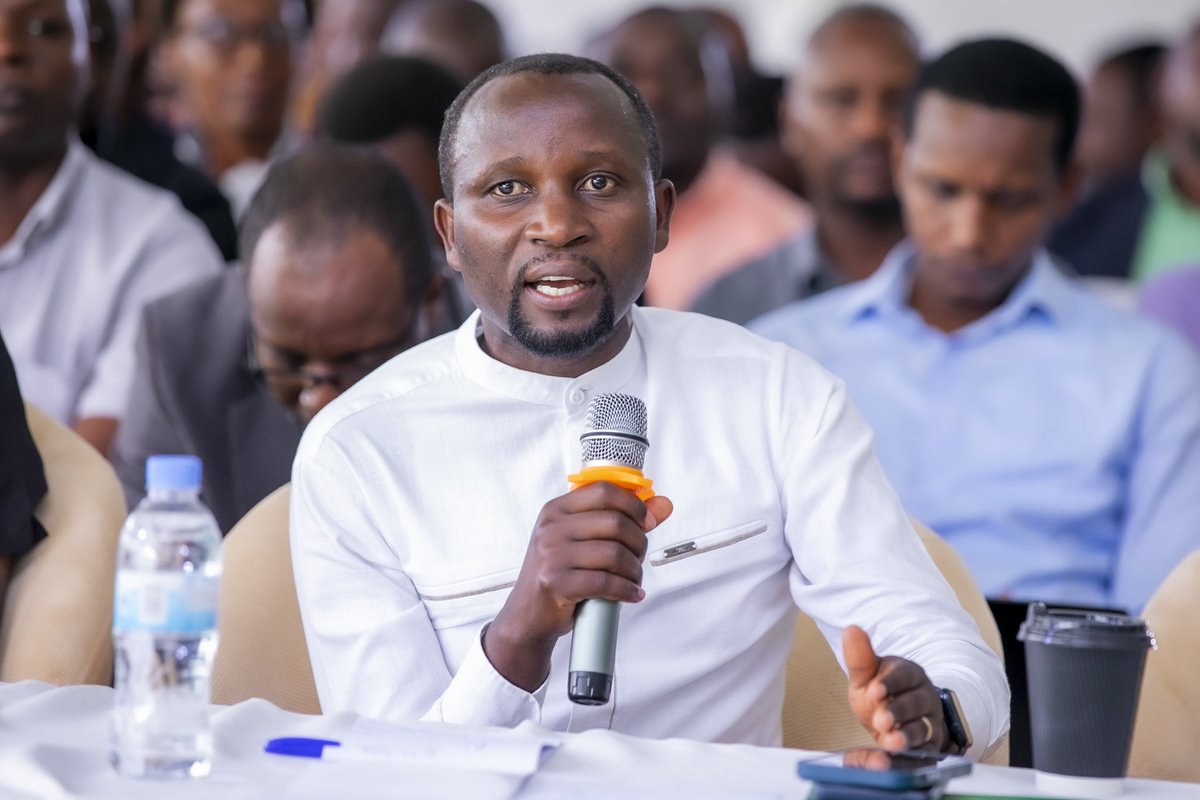 RwandaAgri's tweet photo. Minisitiri @Ilde_Musafiri yasabye abarenga 1200 bakora mu rwego rw’Ubuhinzi n’Ubworozi mu #Rwanda bari mu nama i Nyamata mu @BugeseraDistr gushyira imbaraga na none mu gutegura igihembwe cy’ihinga cya 2024 B kandi umusaruro wabonetse mu gihembwe gishize cya 2024 A ugafatwa neza. https://t.co/9sqqnAH2ED