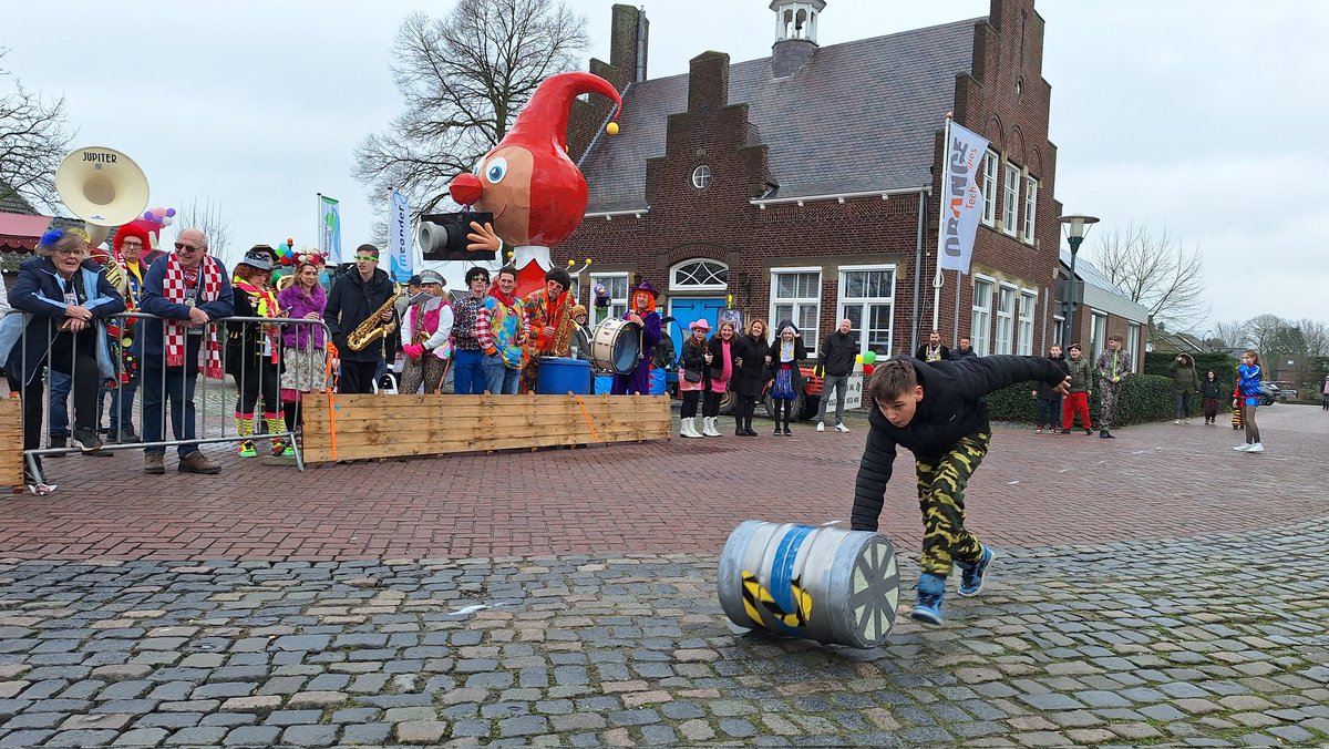 fustenrollen's tweet photo. De jeugd heeft het rollen goed onder de knie #metworst #knakworst #Carnaval2024 #Fijnfisjenie https://t.co/8QBFtQwKKD