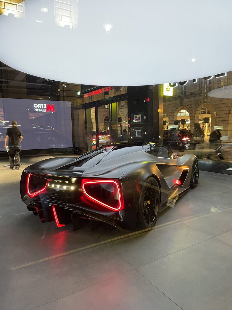 mikestokoe's tweet photo. LOTUS EVIJA: The World’s first pure electric British hypercar

#hypercar #lotus #lotusevija #london #electriccar #ev #shopping #carshowroom #supercars #dreamcars #carporn #stokoecars #liveupload #streetphotography #dreamcars https://t.co/AYbBWv4yuz