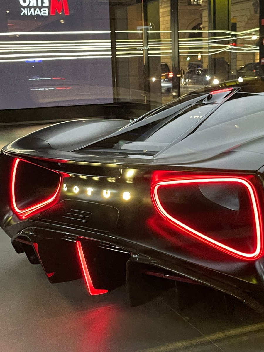 mikestokoe's tweet photo. LOTUS EVIJA: The World’s first pure electric British hypercar

#hypercar #lotus #lotusevija #london #electriccar #ev #shopping #carshowroom #supercars #dreamcars #carporn #stokoecars #liveupload #streetphotography #dreamcars https://t.co/AYbBWv4yuz