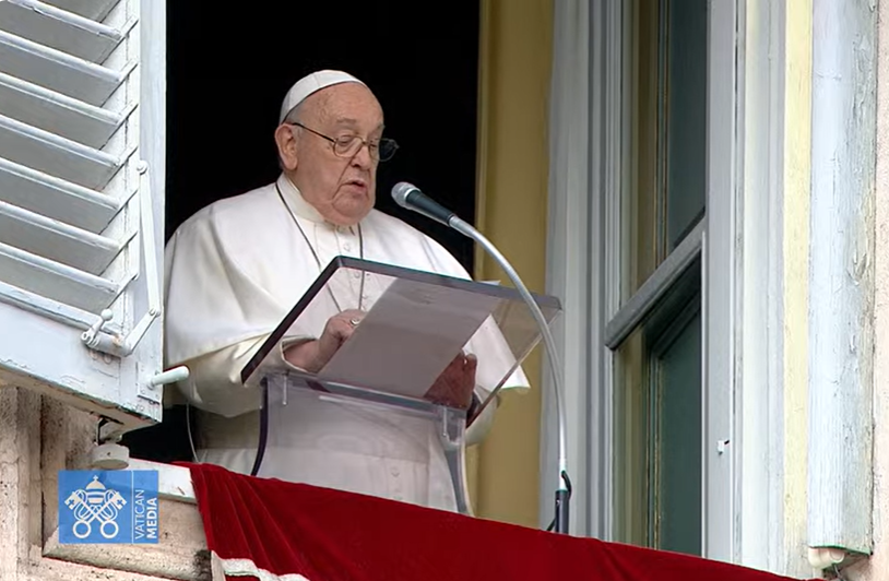 CatholicNewsSvc's tweet photo. Pope Francis at Angelus: Love needs tangibility, presence,  encounter, time &amp; space. It cannot be reduced to beautiful words, to images on a screen,  momentary selfies &amp; hasty messages. They are useful tools, but they're not enough for love; they cannot substitute your presence. https://t.co/qKkO9aH0YR