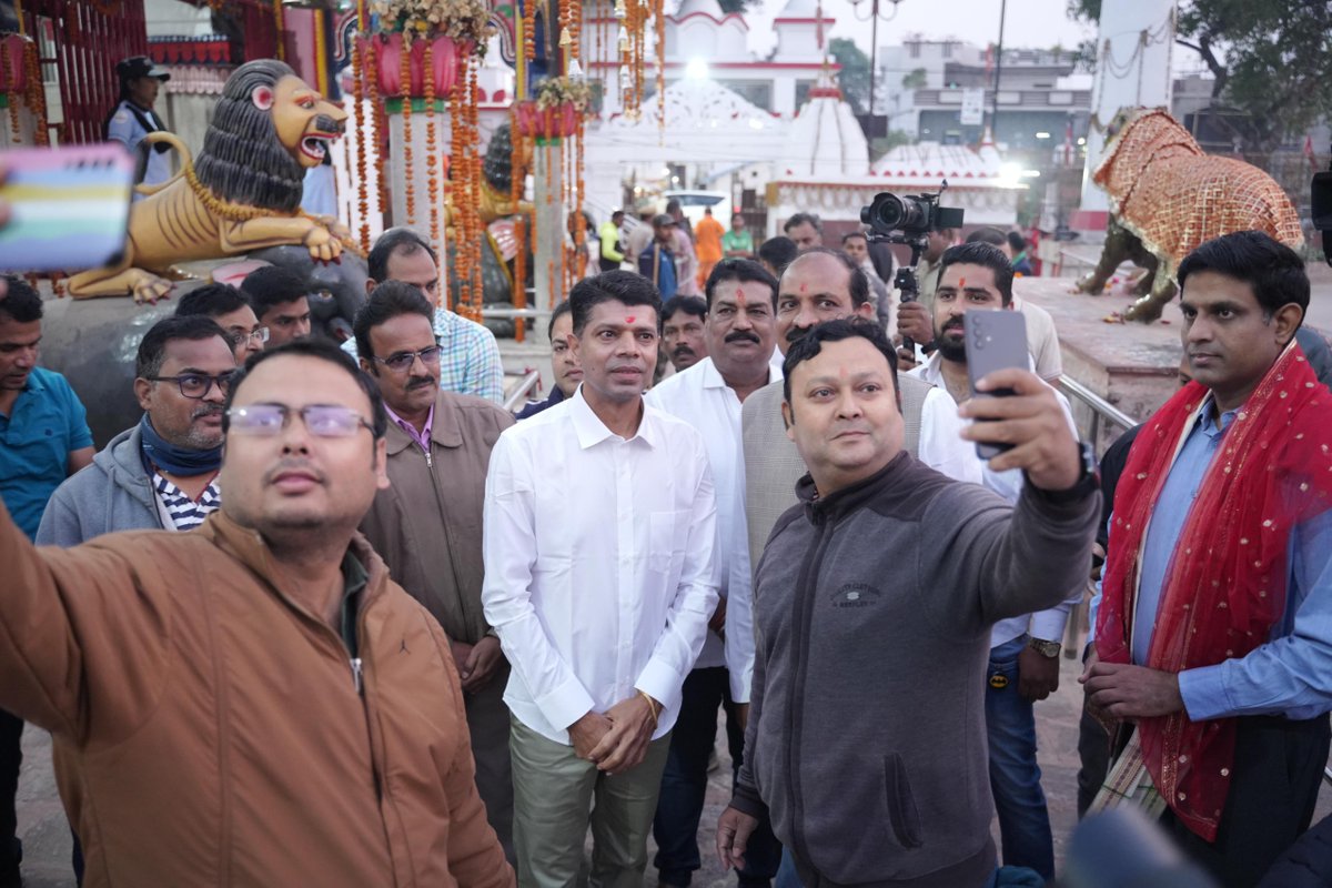 MoSarkar5T's tweet photo. ପରେ ମା’ ସମଲେଶ୍ଵରୀଙ୍କ ମନ୍ଦିର ଯାଇ #5T ଅଧ୍ୟକ୍ଷ ଶ୍ରଦ୍ଧାଳୁମାନଙ୍କ ସହ କଥା ହୋଇ ମିଳୁଥିବା ସୁବିଧାସୁଯୋଗ ବିଷୟରେ ପଚାରି ବୁଝିଛନ୍ତି। ସମଲେଇ ପ୍ରକଳ୍ପ ଅଧୀନରେ ପୀଠର ପରିବେଶ ବେଶ ସୁନ୍ଦର ହୋଇଉଠିଛି। ମା’ଙ୍କ ପୀଠରେ ଆଧ୍ୟାତ୍ମିକ ଅନୁଭବ ପାଇ ଆସୁଥିବା ଶ୍ରଦ୍ଧାଳୁମାନେ ବେଶ ଖୁସି ପ୍ରକାଶ କରିଛନ୍ତି। #SAMALEIProject https://t.co/r9cABqhd78