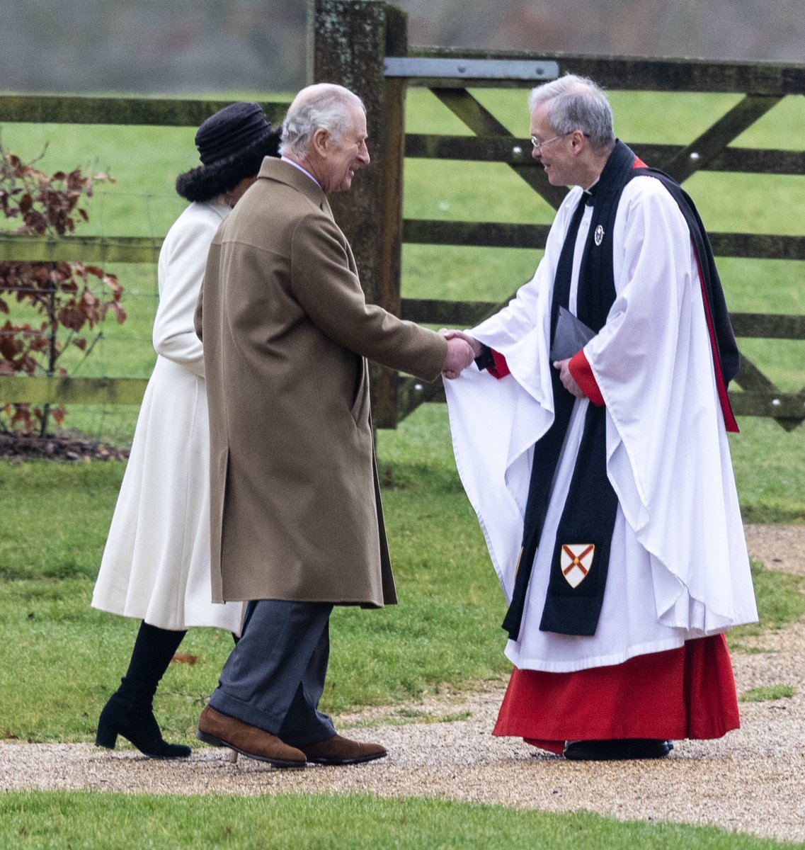 The King has arrived at St Mary Magdalene Church in Sandringham for the morning service after he shared his “heartfelt thanks” for the public’s support since his cancer diagnosis. He says “kind thoughts are the greatest comfort and encouragement”. (📷 <a href="/ianvogler/">ian vogler</a>)