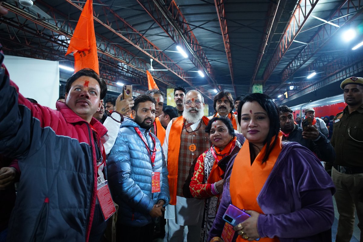भाजपा उत्तरी पूर्वी जिले द्वारा कार्यकर्ताओं को अयोध्या श्री रामलला के दर्शन करवाने हेतु आनंद विहार से जा रही रेल के यात्रियों को पटका पहना कर यात्रा के लिए शुभकामनाएं दी। इस मौके पर साथ में उत्तरी पूर्वी जिला सांसद श्री <a href="/ManojTiwariMP/">Manoj Tiwari</a> जी भी उपस्थित रहें। <a href="/BJP4India/">BJP</a> <a href="/BJP4Delhi/">BJP Delhi</a>