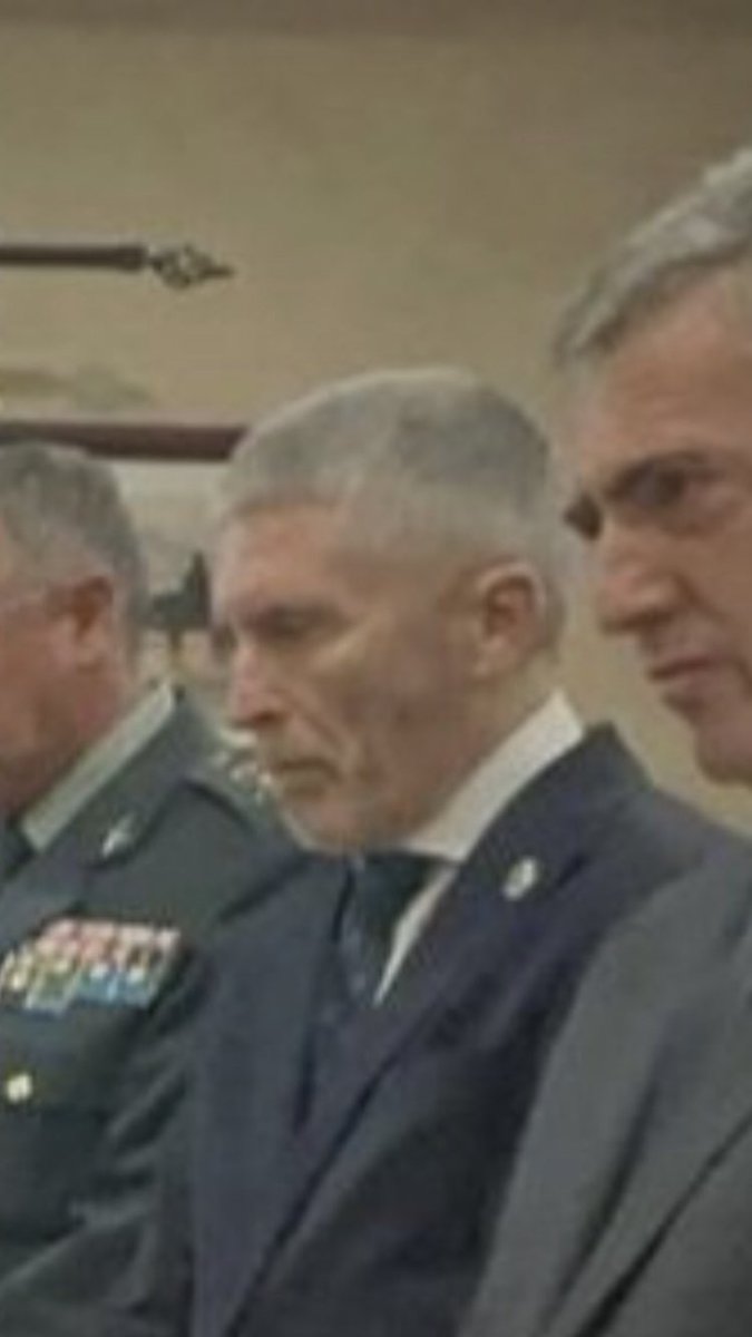 alatristeCapi's tweet photo. Al parecer, en el acto de condecoración del G.Civil del GAR, el
Ministro ha querido condecorarlo y la viuda, dando un paso al frente y haciendo retroceder a marlasca, se ha negado a que él lo hiciese,volviendo
este a su sitio con el rabo entre
las piernas y mala cara
Gracias Sra https://t.co/lJpXREcudh